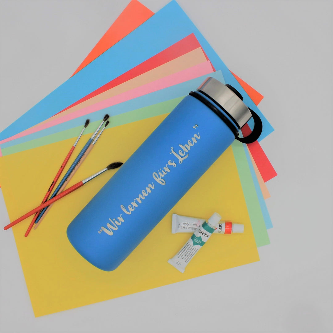 Blaue 720°DGREE Trinkflasche mit der Aufschrift „Wir lernen fürs Leben“