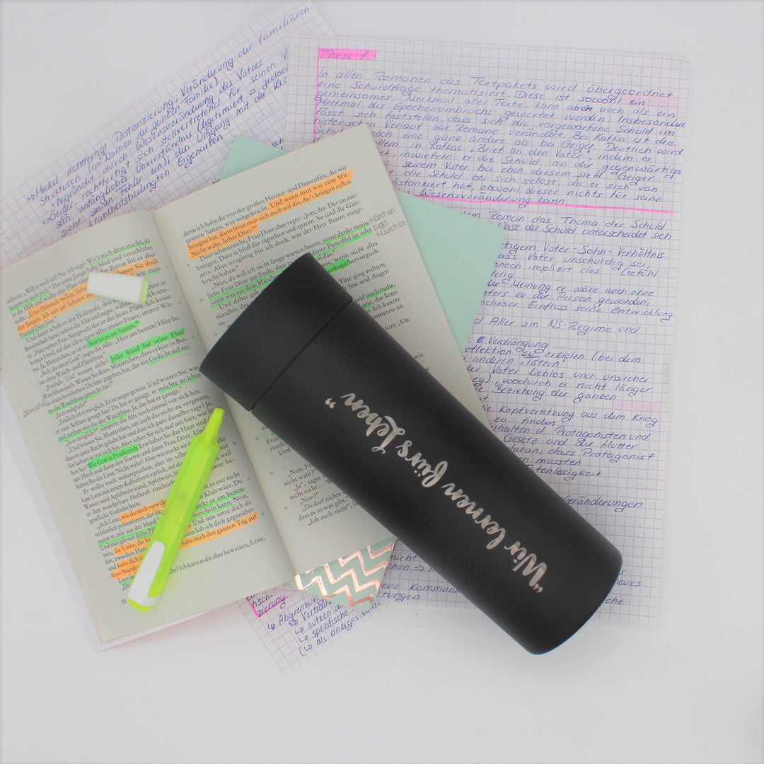 Schwarze 720°DGREE Trinkflasche mit Aufschrift auf Lernzetteln