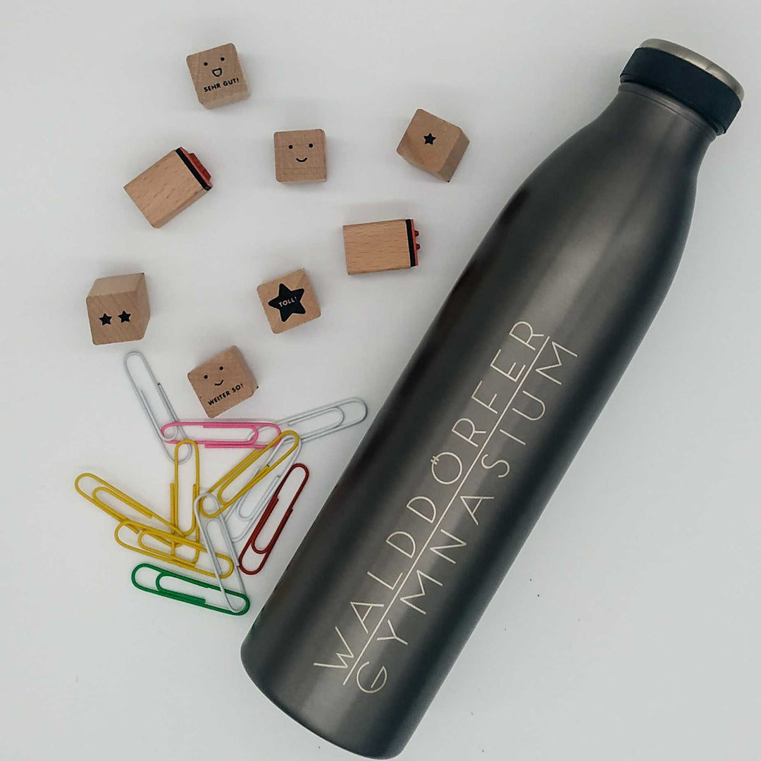 Graufarbene 720°DGREE Trinkflasche mit der Aufschrift „Waldorfer Gymnasium“